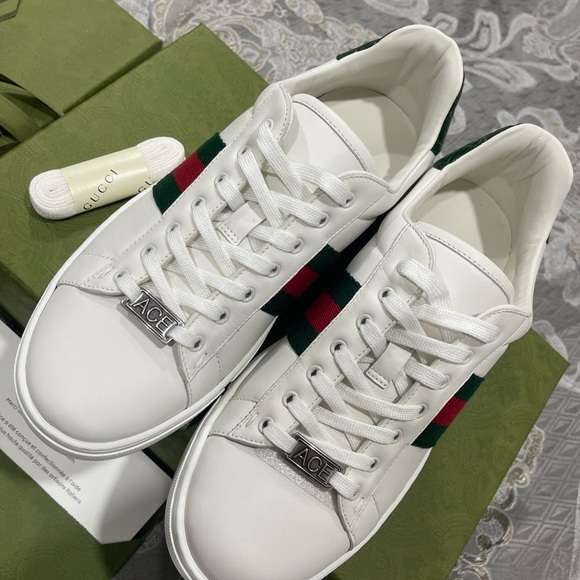 Gucci White Sneakers with Green and Red Accents - Picture 2 of 6